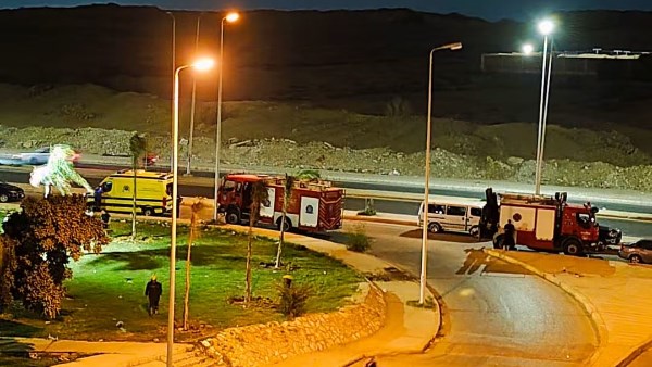 ألقى الحجارة على السيارات وهدد بالقفز.. الحماية المدنية تنقذ شاب من أعلى عقار بالشيخ زايد