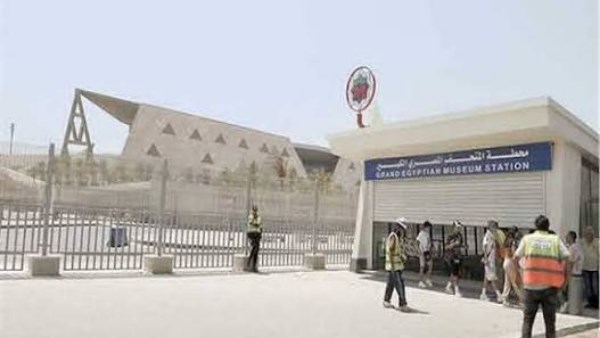 تفاصيل مصرع طالبين وإصابة 3 آخرين في اصطدام سيارة بسور محطة مترو المتحف الكبير