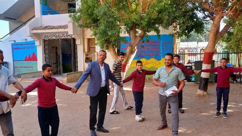 مدير إدارة في قنا يشارك الأطفال في لعبة “القط والفأر” وسباق الجري (صور)