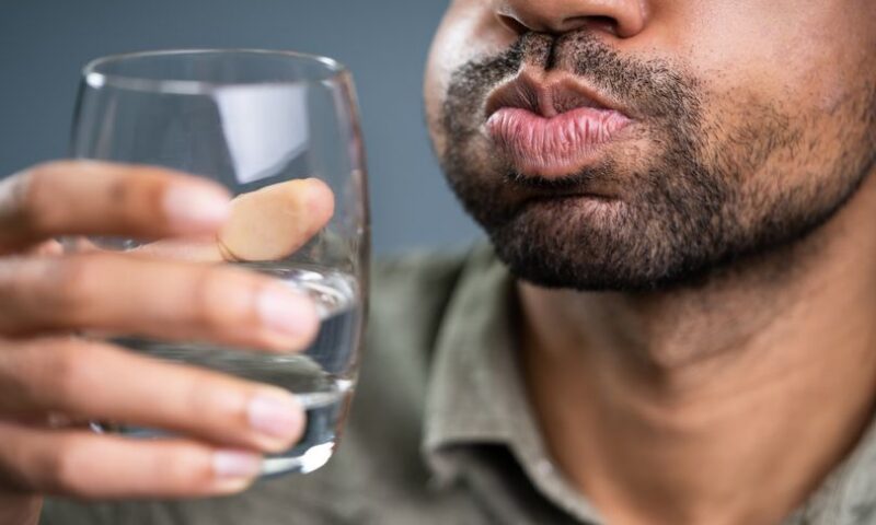 ماذا تفعل الغرغرة بالماء والملح فى الجهاز التنفسي؟.. فوائد لن تتوقعها