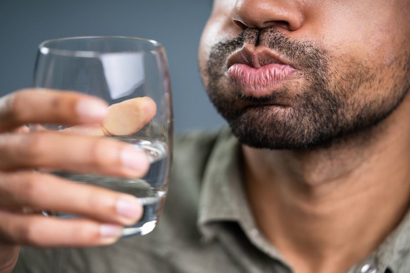 ماذا تفعل الغرغرة بالماء والملح فى الجهاز التنفسي؟.. فوائد لن تتوقعها