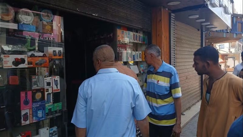إزالة 14 إعلانا مخالفا في حملة مكبرة بمدينة قنا (صور)