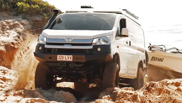 تويوتا هايس تتحول إلى منزل متنقل 4×4 يتفوق على لاند كروزر في المساحة