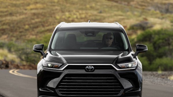 عيب في نظام التوجيه يضع سيارات تويوتا SUV تحت الاستدعاء