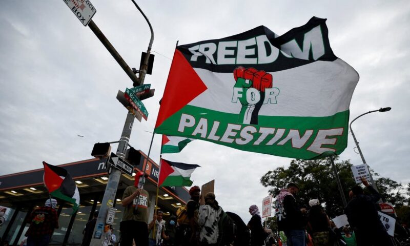 احتجاجات مؤيدة لفلسطين خارج حفل إد شيران في مدينة فيلادلفيا الأميركية