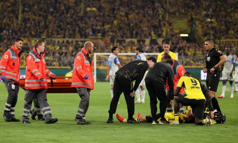 لم يستطع التحدث.. الكشف عن حالة لاعب دورتموند بعد نقله للمستشفى