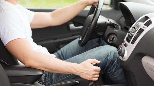 حكم الصلاة في السيارة.. هل يجوز أداء الفرض أثناء القيادة؟