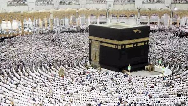 كم تبلغ تكلفة الحج السياحي هذا العام؟ قائمة الأسعار الكاملة لبرامج البري والاقتصادي والمخيمات