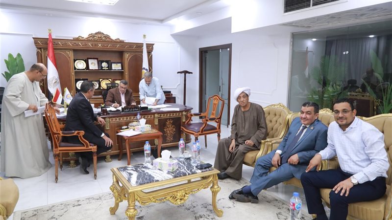 محافظ قنا يبحث مع أعضاء مجلسي النواب والشيوخ مطالب المواطنين (صور)