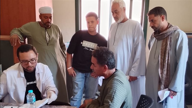 قافلة جامعة الأزهر توقع الكشف الطبي على 2400 مواطن بقرى أبوتشت بقنا(صور)