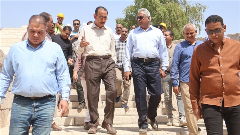 محافظ سوهاج ونائبه يتفقدان المنطقة الأثرية والمصانع الإنتاجية بأخميم