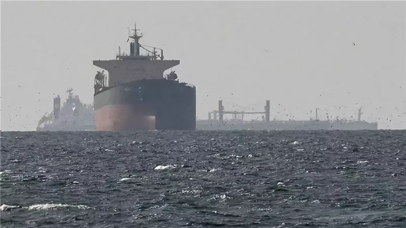 هيئة بحرية بريطانية: اصطدام ناقلة نفط بمقذوف مجهول في مضيق هرمز