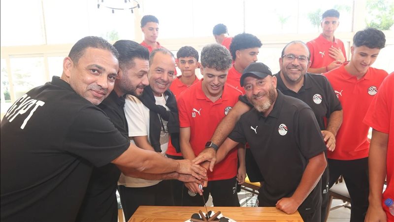 منتخب الشباب يحتفل بعيد ميلاد لاعبه محمود صلاح (صور)