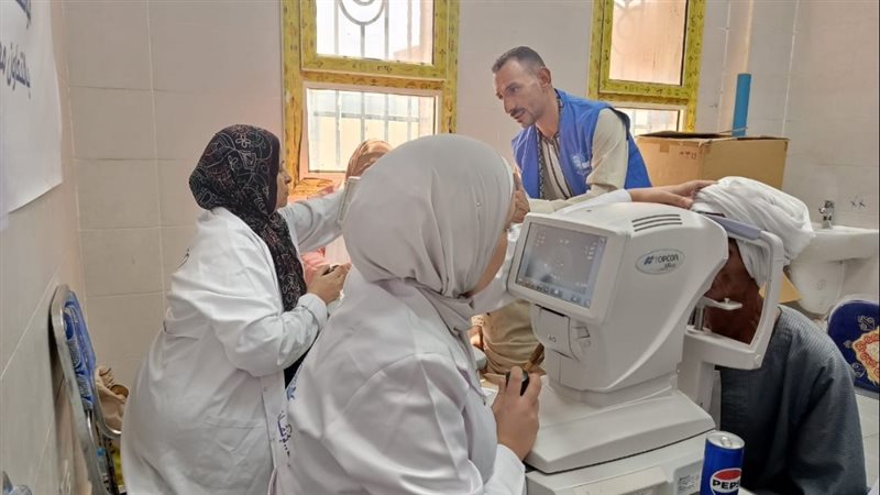 صرف 479 نظارة طبية للمستحقين والكشف على 3221 مواطنا في قافلة بأسيوط