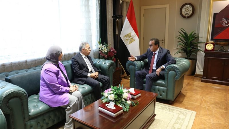وزير الصحة يناقش مع نقيبي الأطباء والتمريض تعزيز الحماية المهنية وتحسين ظروف العمل