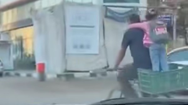 متعلقة بيه.. أب يرافق طفلته للمدرسة على دراجة بسيطة وسط أجواء مبهجة