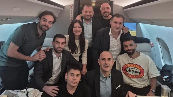 محمد صلاح يصل إلى إنجلترا بطائرة خاصة