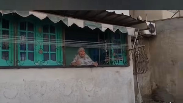 «بالدعاء والفرحة».. سيدة مسنة تستقبل محافظ بورسعيد في مشهد إنساني
