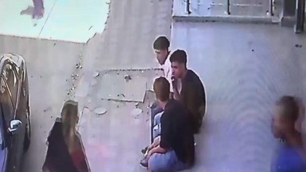 حرام عليكم.. 3 شباب يعتدون على مسن ويستولون على أمواله بالقوة.. وفتاتان تتدخلان لإنقاذه