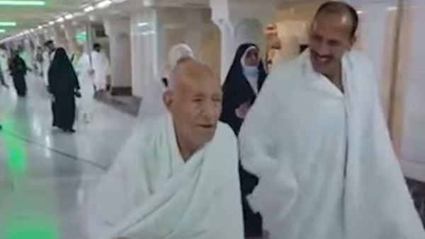 كأنه شاب في مقتبل العمر.. مُسن يجري فرحًا داخل الحرم خلال أداء العمرة