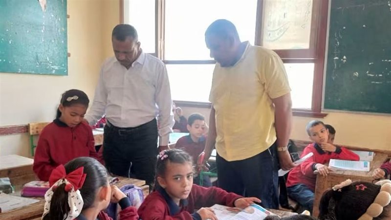 خلال جولة ميدانية لمدير عام تعليم أبو تشت، إحالة مدرسة للتحقيق وإشادة بمدرستين (صور)