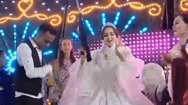 القبض على عروس رقصت بالسلاح الآلي خلال حفل زفافها.. ماذا يحدث في قنا؟