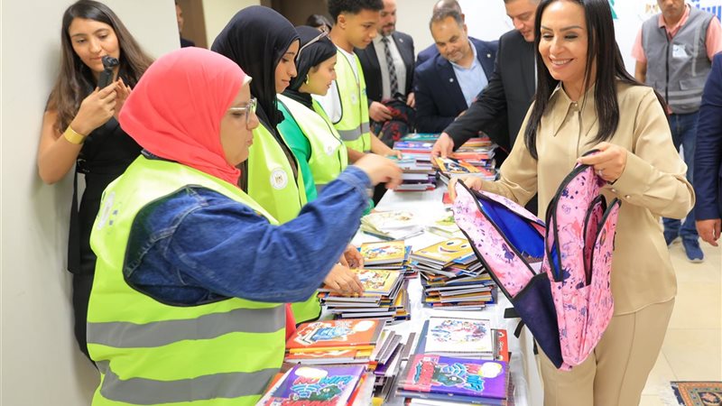 استعدادًا لانطلاق العام الدراسي الجديد، وزيرة التضامن تشارك المتطوعين تجهيز الحقائب المدرسية