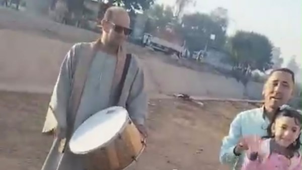 «فرحة فريدة تستاهل زفة».. أب يزف ابنته بالمزمار البلدي حتى باب المدرسة بالبحيرة