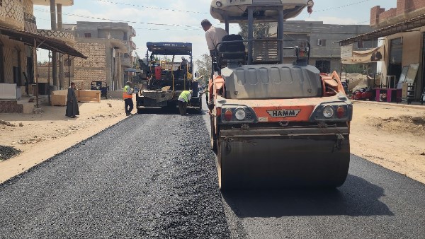 البحيرة.. متابعة أعمال رصف طريق الجنابهة بحوش عيسى ضمن الخطة الاستثمارية