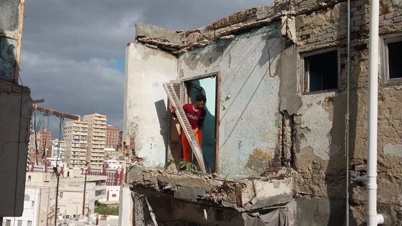 محافظة الإسكندرية تنفي مصرع سيدة وابنتها في انهيار عقار محرم بك