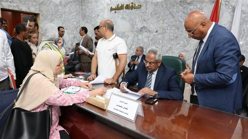 محافظ سوهاج يعقد اللقاء الجماهيري الأسبوعي لبحث مطالب المواطنين