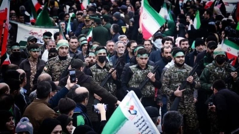 بمشاركة نصف مليون مقاتل، الرئيس الإيراني يؤكد أهمية التضامن الشعبي ضمن فعاليات مسيرة الفدائيين (فيديو)