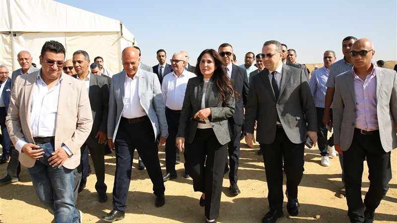 وزيرة الإسكان تشهد تسليم أول 10 أفدنة خالية من المخلفات لإتاحتها للتنمية بالقاهرة الجديدة