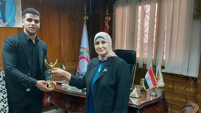 ساعد مريضًا على أداء الصلاة، التمريض تمنح أوسكار النقابة ومنحة جامعية ومكافأة مالية لممرض