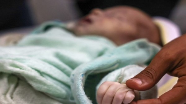 العثور على طفل حديث الولادة بطريق قرية القارة الصحراوي بقنا