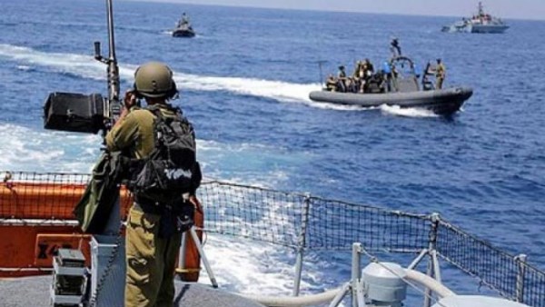 بحرية الاحتلال تطلق النار على مراكب صيادين فلسطينيين وتصيبهم أثناء عملهم