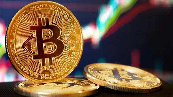 بيتكوين تقترب من 77 ألف دولار.. التوترات الأمريكية الإيرانية والفائدة تضغطان على العملات المشفرة
