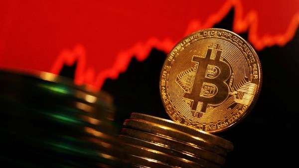 “بيتكوين” تهبط دون 80 ألف دولار وسط تصاعد توقعات رفع الفائدة وارتفاع أسعار النفط