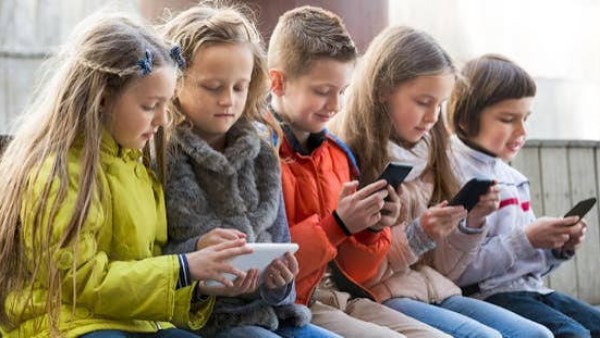 فرنسا تقدم نسخة جديدة من مشروع قانون حظر استخدام وسائل التواصل الاجتماعي للأقل من 15 عاما