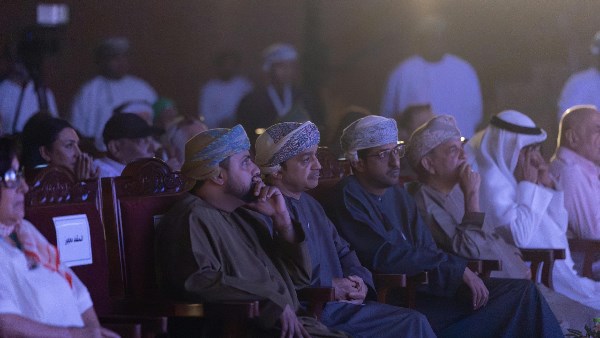 سلطنة عمان: العرض المصري “متولي وشفيقة” يتصدر منافسات “العروض الكبرى” في مهرجان ظفار للمسرح