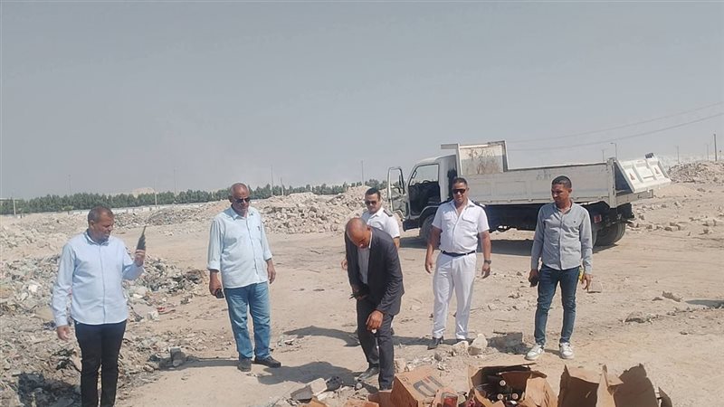 الأجهزة التنفيذية بسمالوط في المنيا تعدم 600 زجاجة مواد كحولية ومشروبات مخالفة