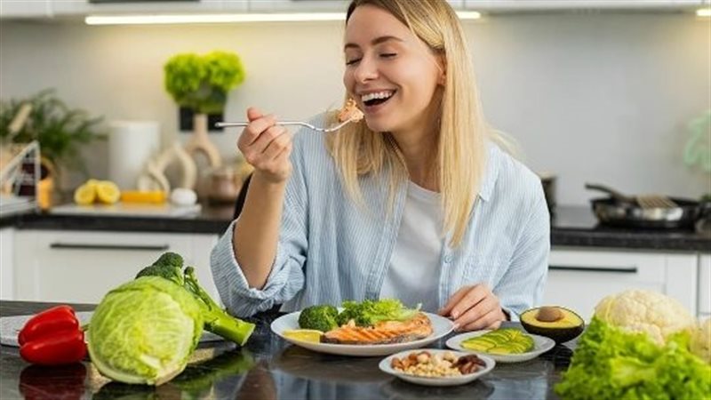 أطعمة تحتاجها المرأة بعد الأربعين لدعم صحتها والحفاظ على نشاطها