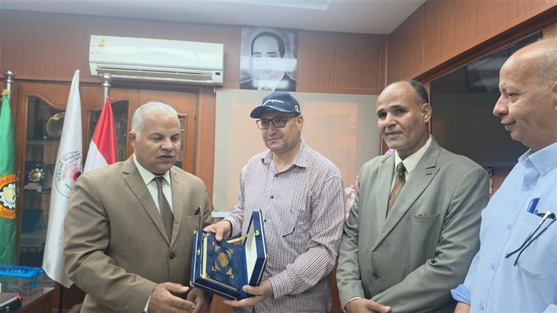 أول ظهور لمدير مدرسة ميت الفرماوي المعتدى عليه من ولي أمر بـ17 غرزة