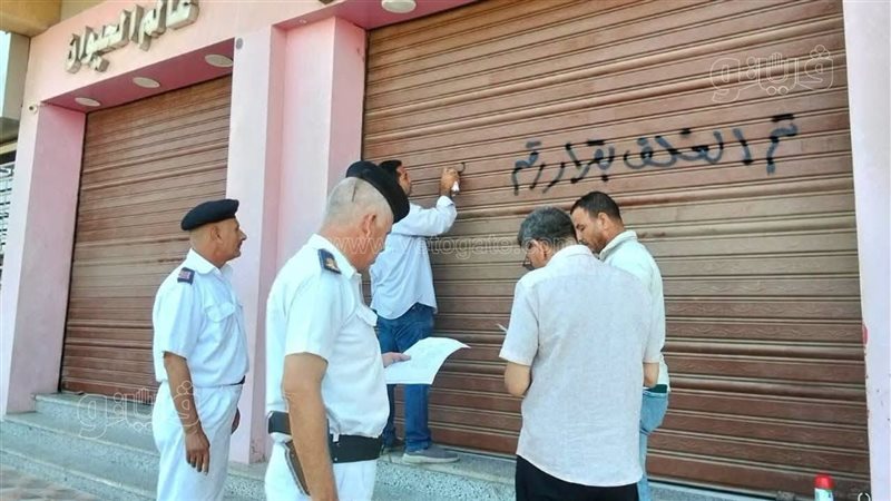 «مفيش ترخيص.. مفيش نشاط»، غلق وتشميع 15 محلًا مخالفًا ببني سويف الجديدة