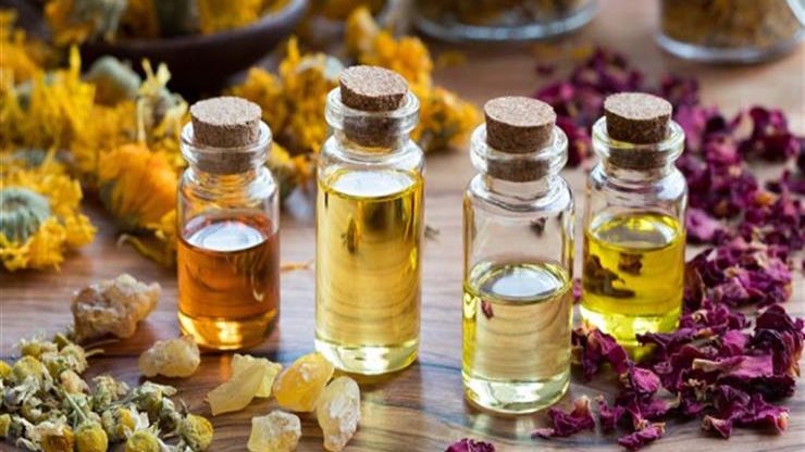 زيوت غير متوقعة تمتلك فوائد خارقة.. أبرزها طرد الحشرات والتخلص من العرق