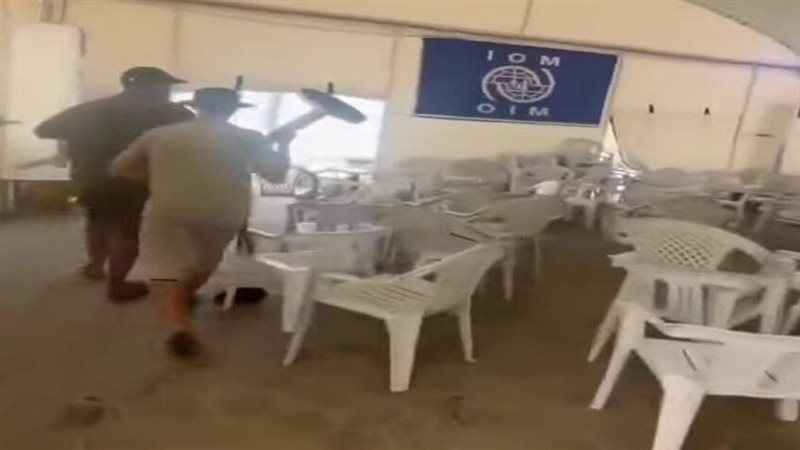 اقتحام مقر “الهجرة الدولية” في ليبيا رفصًا لـ”التوطين” والأمم المتحدة تطالب بحماية موظفيها (فيديو)