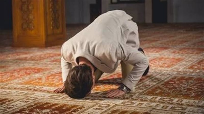 أمين الفتوى يوضح حكم الاستناد عند القيام من السجود (فيديو)