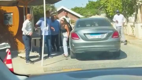 بالضرب والسباب.. سيدة أعمال تعتدي على فرد أمن بسبب إجراءات الدخول
