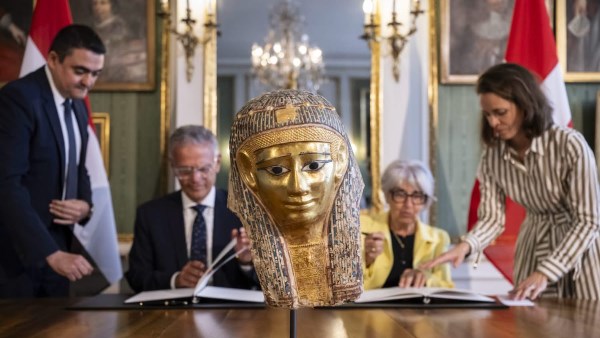 سويسرا تعيد إلى مصر قطعة أثرية جنائزية عمرها أكثر من ألف عام