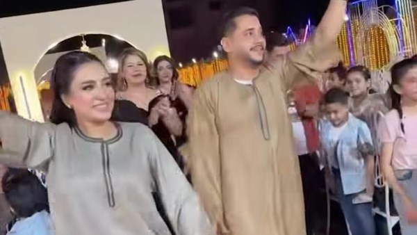 بالجلابية الصعيدي.. عروسة تحتفل بخطوبتها على أنغام المزمار البلدي في سوهاج